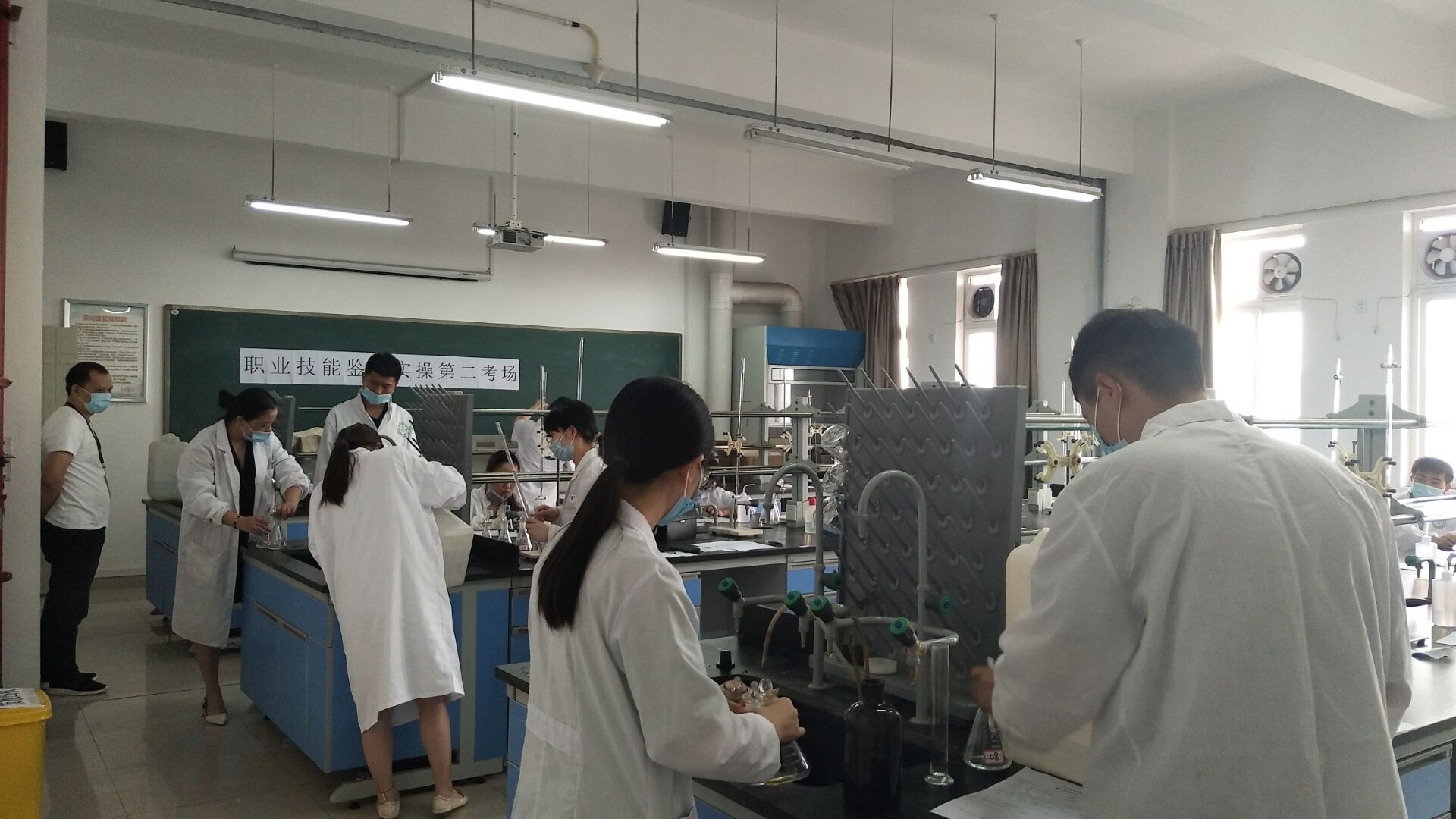 能药学院圆满完成我国首批农产品食品检验员职业技能培训